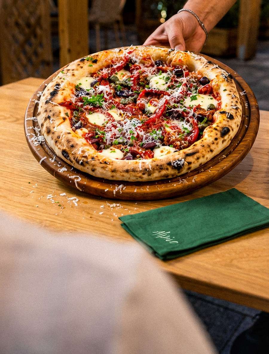 Pizza Sobrasada servie en terrasse chez Alpino