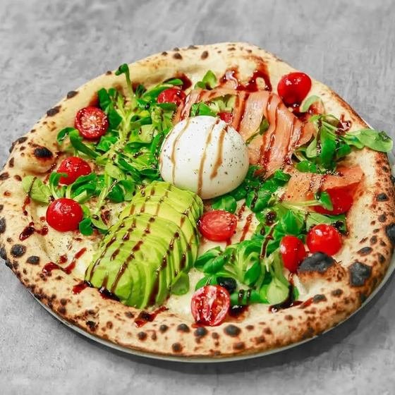 Pizza saumon, avocat et burrata