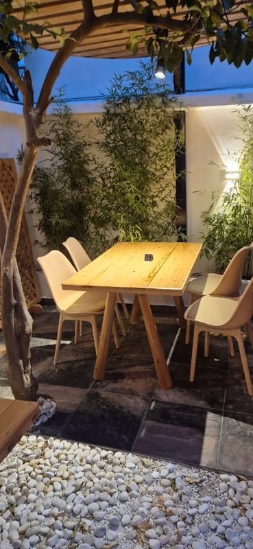 Table dressée sur la terrasse le soir
